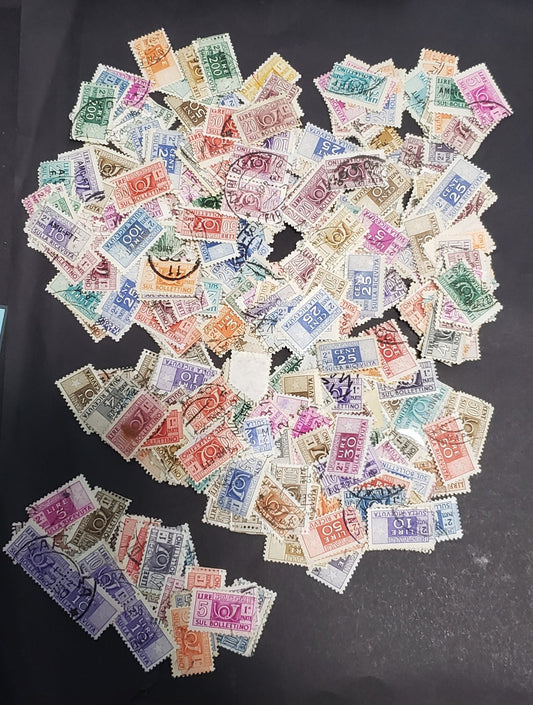 Lot 324 Italy SC# 25c-2000L Dull Violet Blue - Red Brown & Carmine 1946-1973 Parcel Post Issue, 200-300 Fine & VF Used Singles In A Large Glassine Envelope, Unchecked For Watermarks, Shades & Paper Fluorescence Varieties, Ideal For Further Study