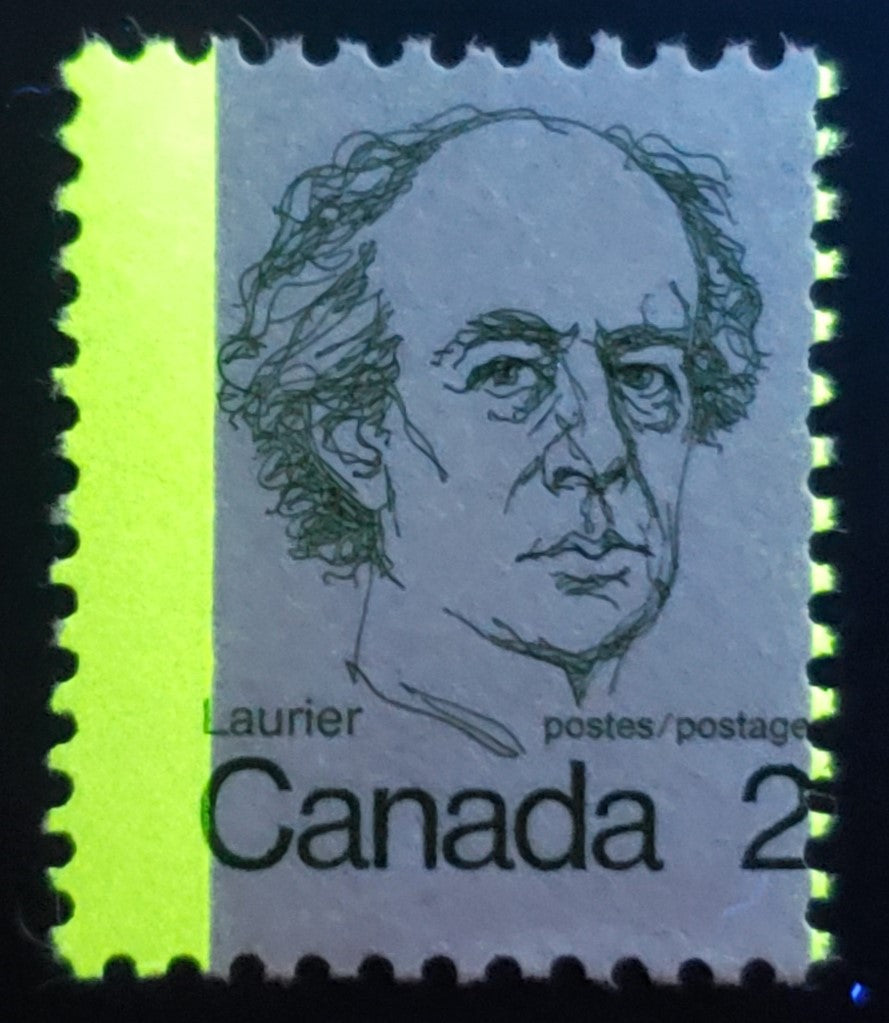 Lot 301 Canada #587i T1a 2c Green Sir Wilfred Laurier, 1973 - 1976 Caricature Issue, A VFNH Single On NF/NF Paper, G2aL Tagging Error Due To Perf Shift Leftward 2mm
